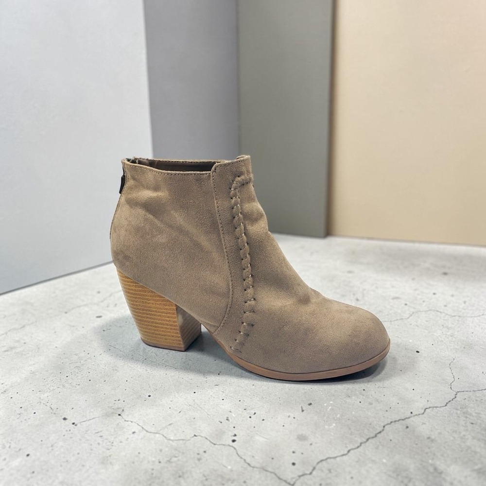 Charlotte Russe Womens Taupe Faux Suede Whipstitch Ankle Boots Block Heel Size 9